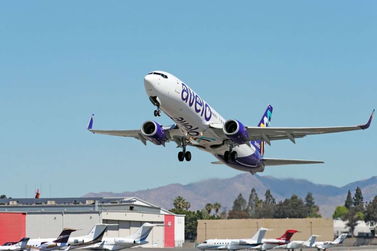 Avelo Airlines despega con su primer vuelo entre Burbank y Santa Rosa en el Aeropuerto Hollywood Burbank el 28 de abril de 2021.