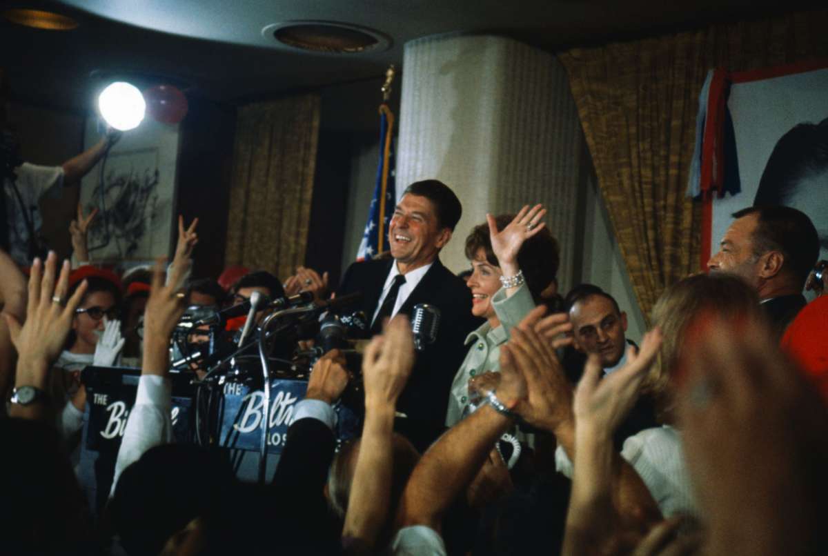 El gobernador electo de California, Ronald Reagan, se muestra con su esposa, Nancy, mientras habla a la multitud en la sede electoral en 1966.