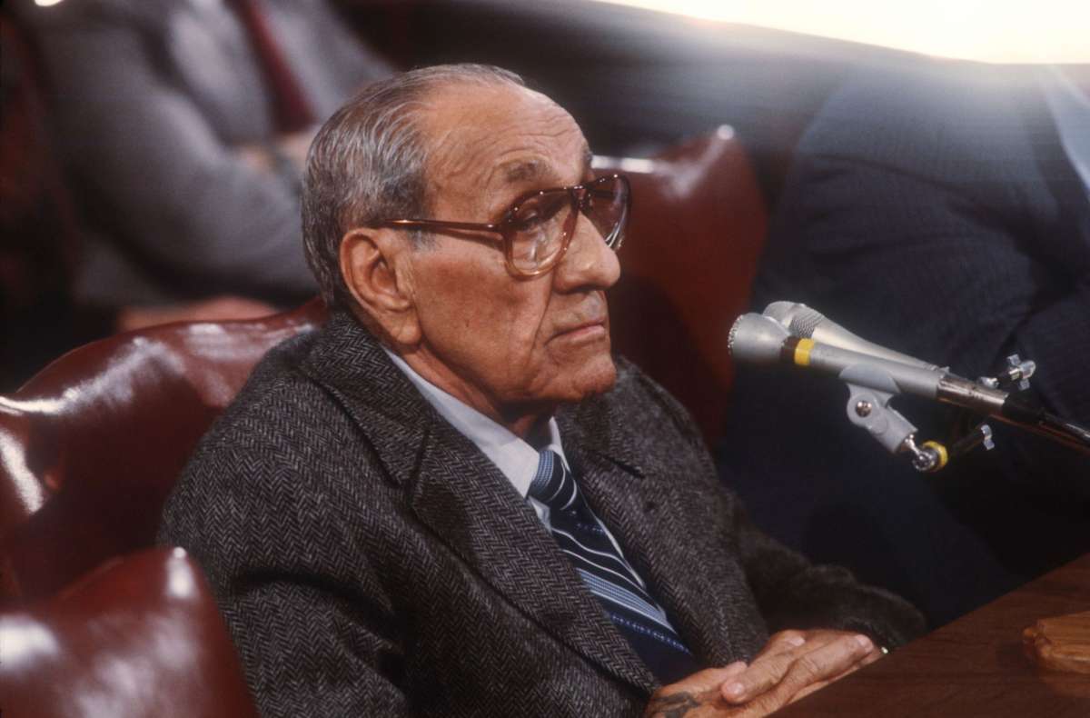 Tony Accardo testifica ante el Comité Senatorial de Asuntos Gubernamentales el 17 de noviembre de 1984, en Washington, DC En ese momento, Accardo estaba siendo investigado por extorsión laboral dentro del Sindicato Internacional de Empleados de Hoteles y Restaurantes. 