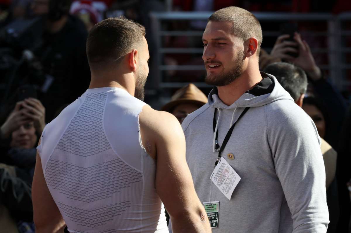 Joey Bosa de Los Angeles Chargers habla con su hermano Nick Bosa antes de un partido de playoffs entre los San Francisco 49ers y los Minnesota Vikings el 11 de enero de 2020 en el Levi's Stadium en Santa Clara.