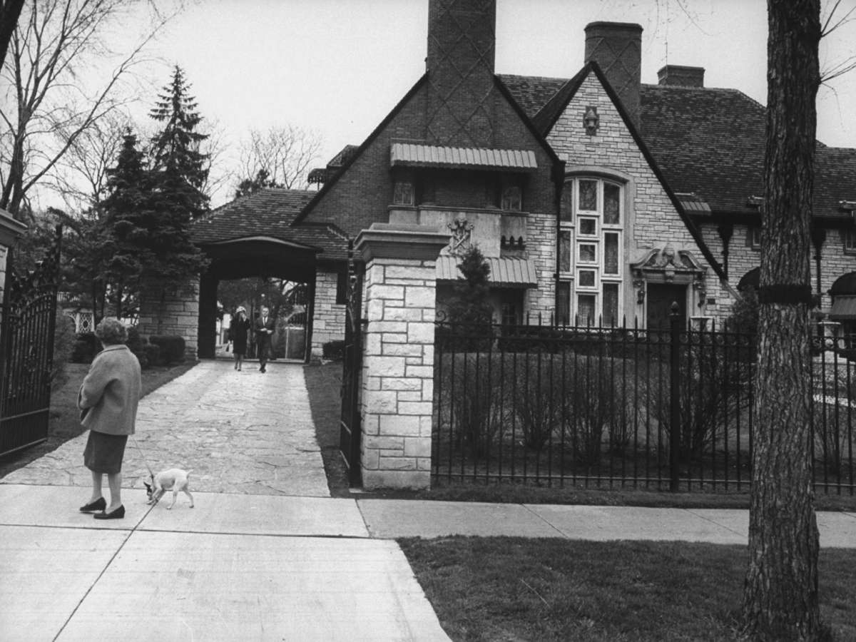 La casa de Illinois del gángster Tony Accardo antes de la boda de su hija, Linda, en 1961.