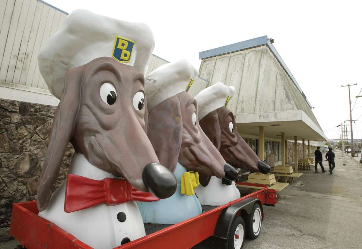 En esta foto tomada el viernes 22 de abril de 2011, las cabezas de Doggie Diner se sientan en un tráiler estacionado afuera de un edificio que se utiliza para almacenamiento y uso industrial en Treasure Island en San Francisco.