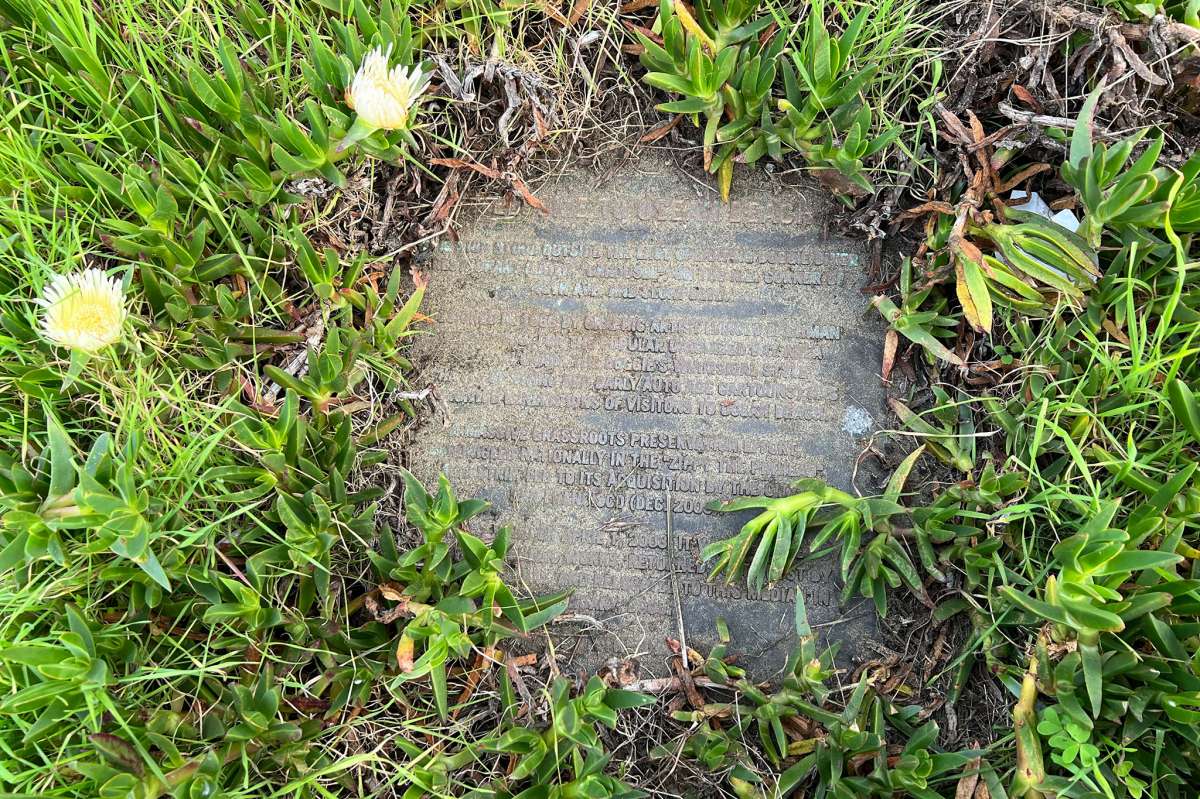 La placa debajo de la última cabeza de Doggie Diner. 