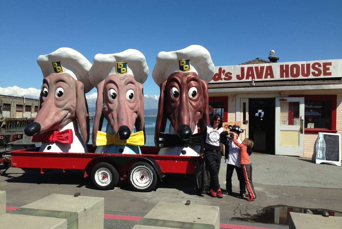 Doggie Diner se dirige a Red's Java House. En la foto, Jennifer Holmes, Travis Holmes y Sebastian Law. 