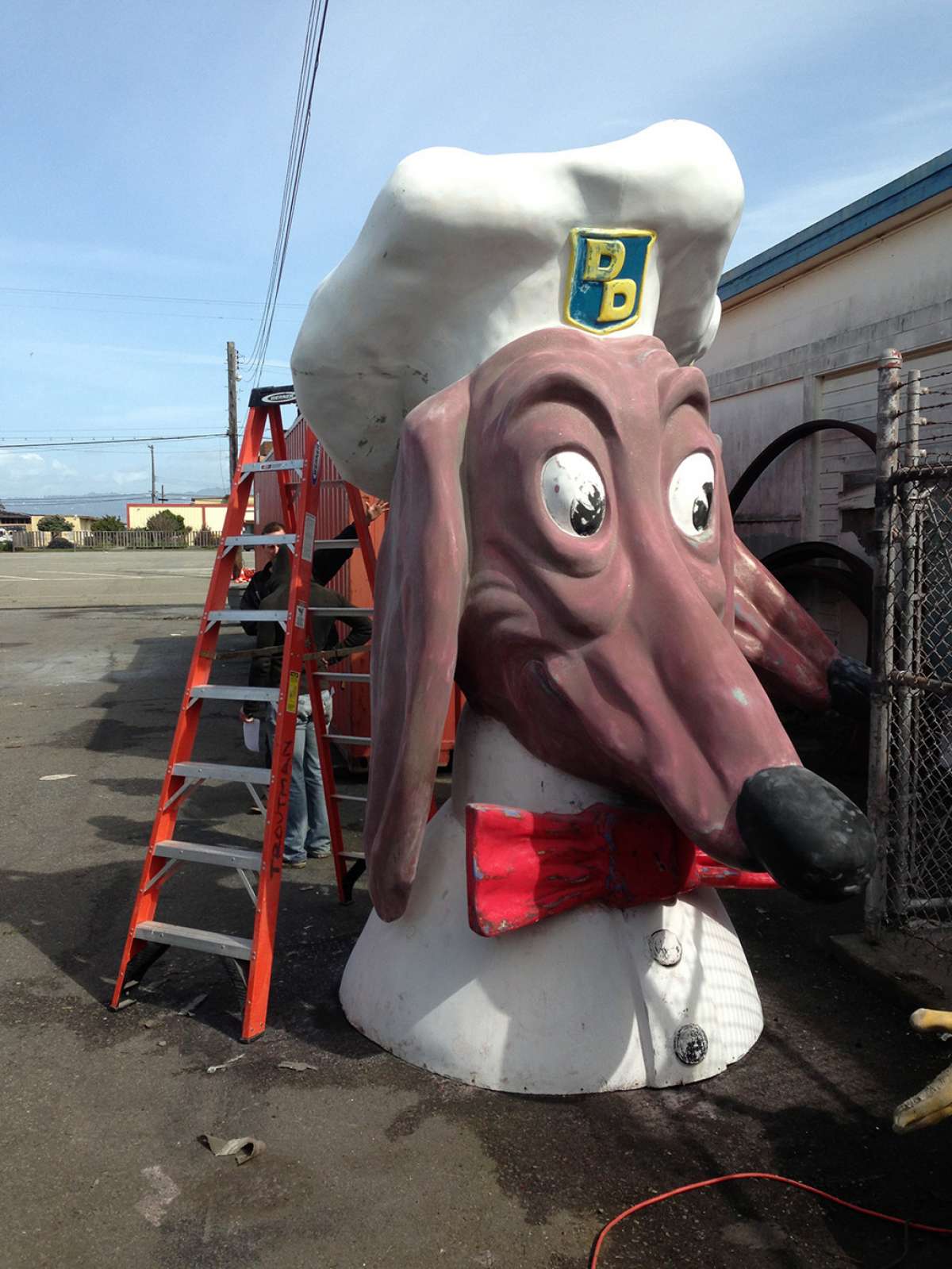 Una cabeza de Doggie Diner que data de la década de 1960 está preparada para el proceso de restauración. 