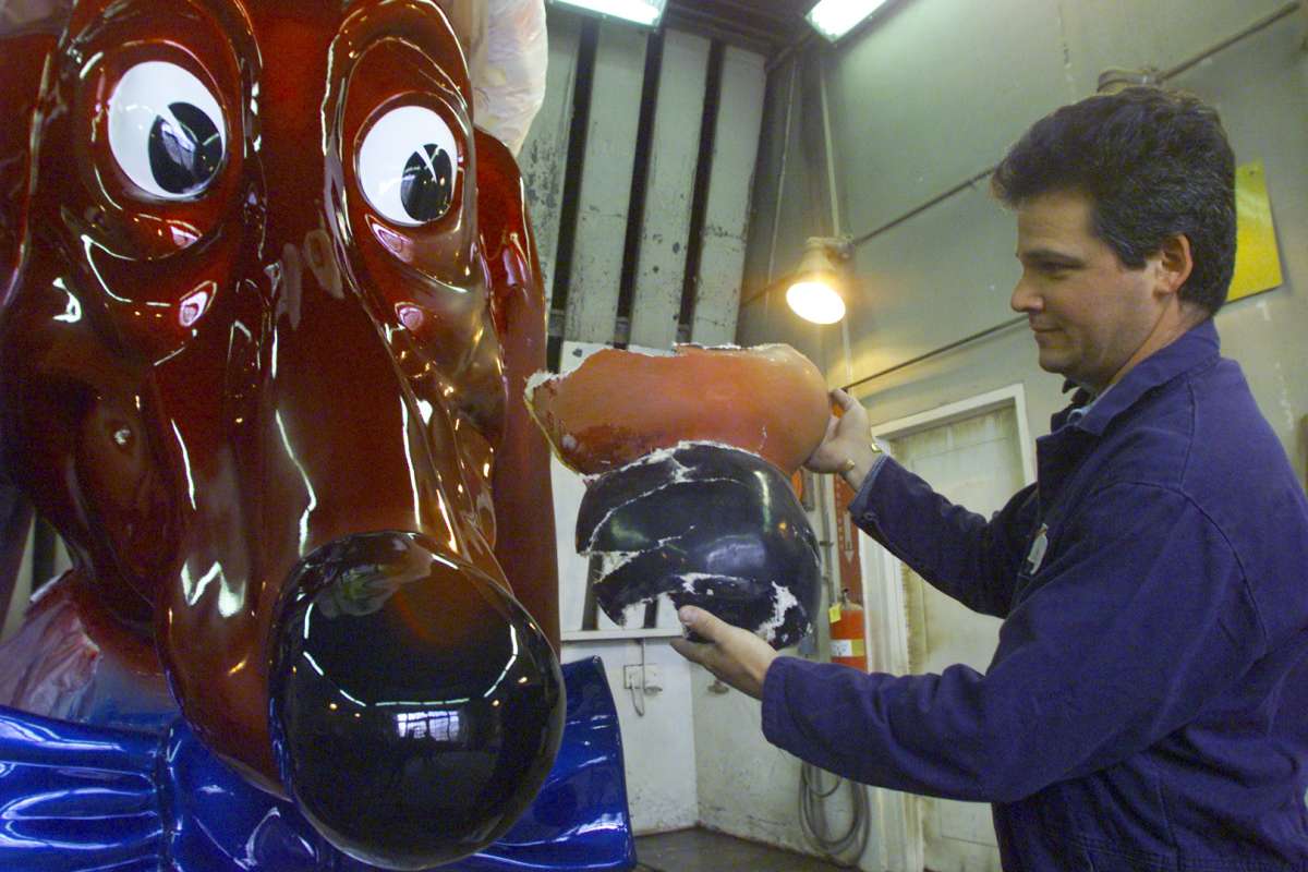 Pete, un pintor de Underground Colors, le hace una operación de nariz al perro Doggie Diner y lo vuelve a pintar a su color original el 26 de junio de 2001.