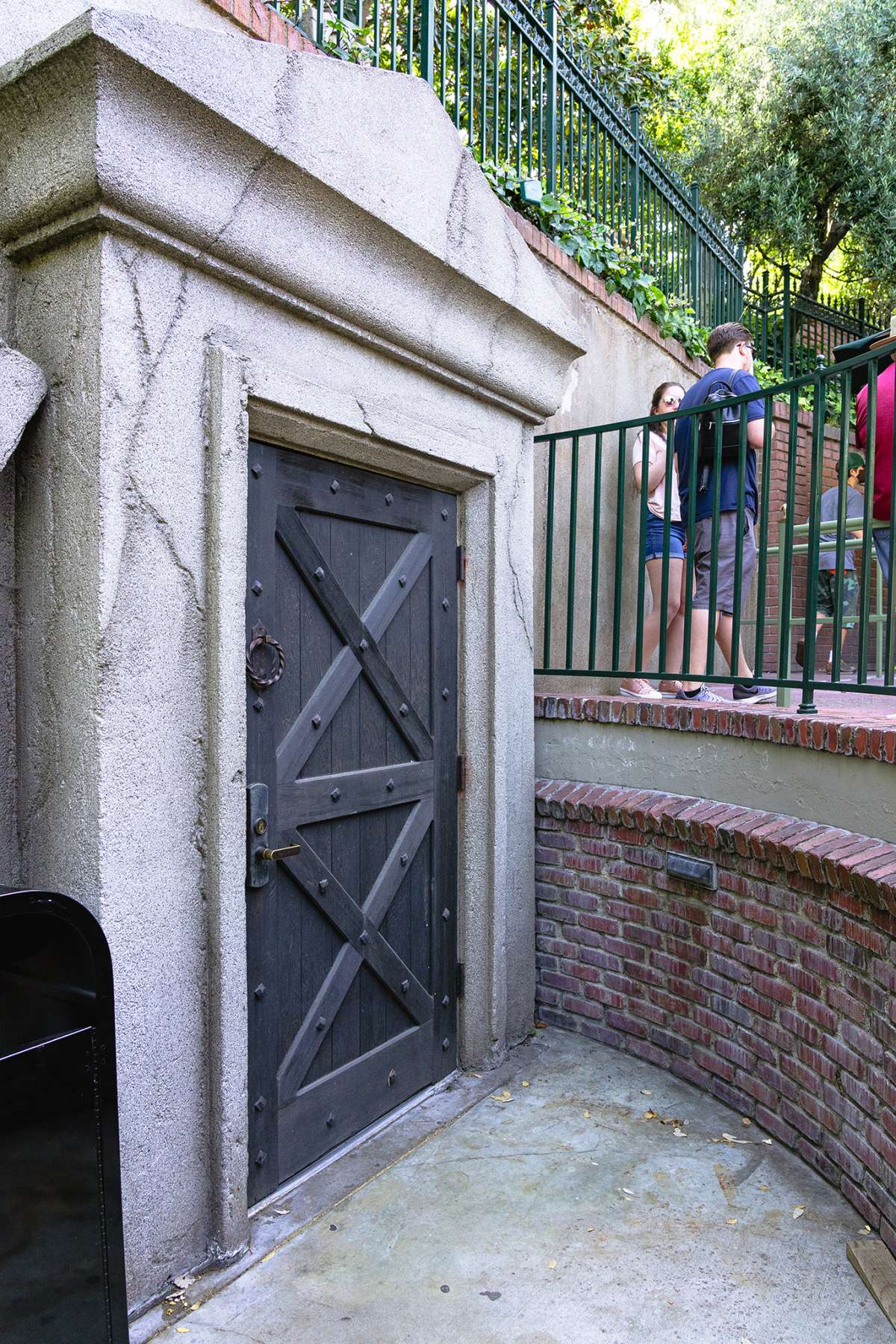 La atracción Haunted Mansion en Disneyland en mayo de 2021.