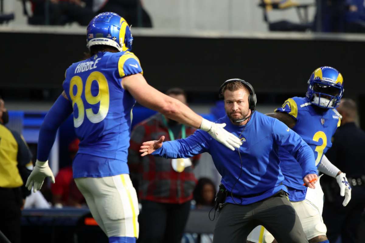 El entrenador en jefe Sean McVay de Los Angeles Rams felicita al jugador Tyler Higbee por su touchdown en el segundo cuarto del juego contra los San Francisco 49ers en el SoFi Stadium el 9 de enero de 2022 en Inglewood, California. 