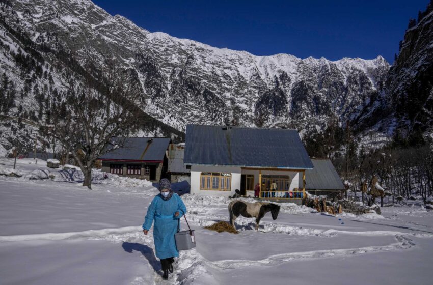  AP PHOTOS: Trabajadores de vacunas caminan en las montañas nevadas de Cachemira