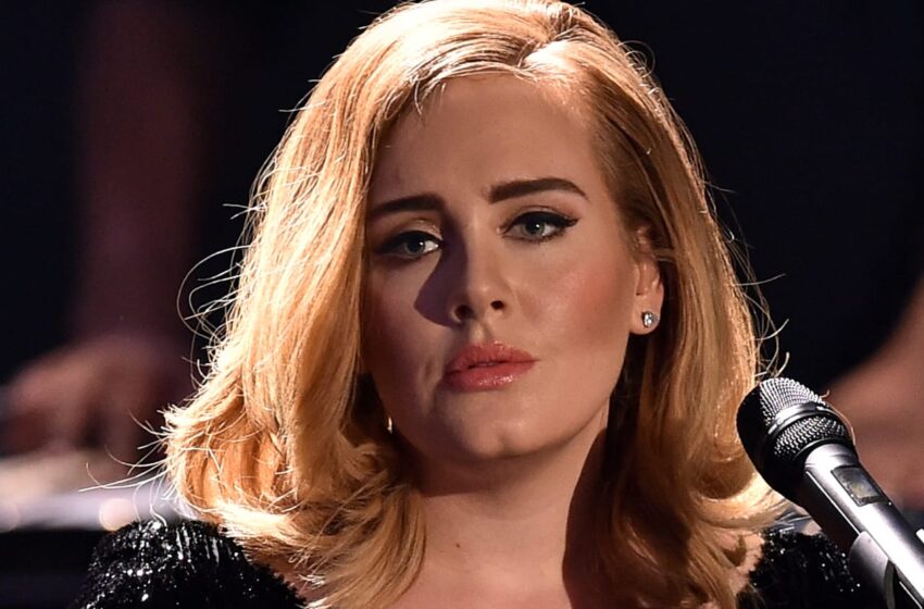  Adele llora al cancelar sus conciertos en Las Vegas, alegando retrasos en las entregas y COVID-19