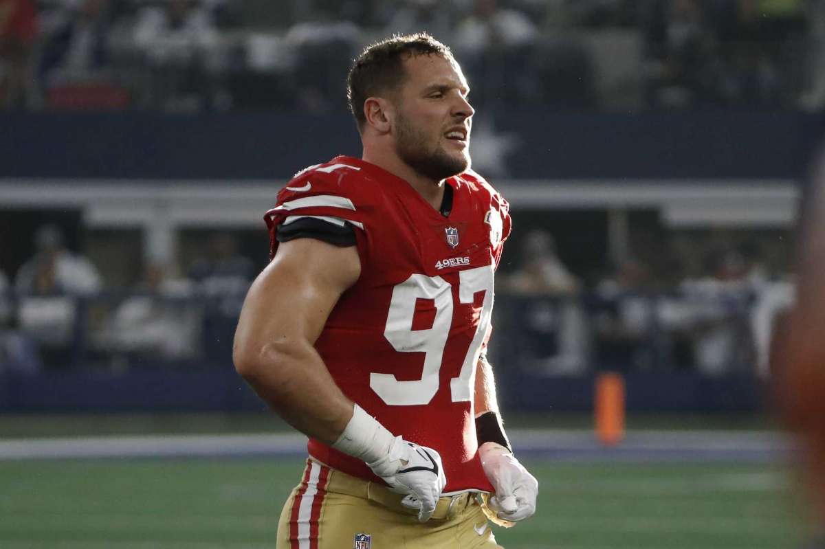 El ala defensiva de los 49ers de San Francisco, Nick Bosa, sale del campo durante la primera mitad de un partido de fútbol americano de los playoffs de comodines de la NFL contra los Vaqueros de Dallas en Arlington, Texas, el domingo 16 de enero de 2022.