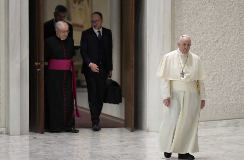  El Papa insta a los padres a “no condenar nunca” a sus hijos homosexuales
