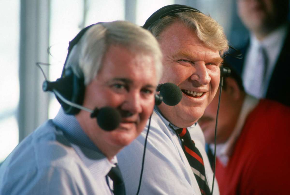 El comentarista de CBS NFL Pat Summerall, a la izquierda, y el analista de la NFL John Madden, a la derecha, en el aire durante un partido de fútbol de la NFL alrededor de 1986. (Foto de Focus on Sport/Getty Images)