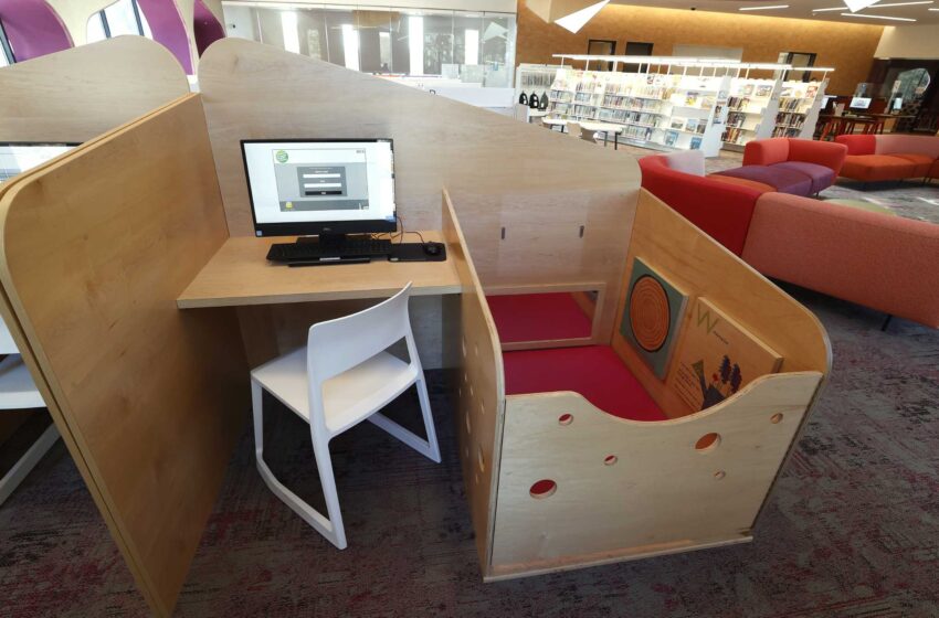  El escritorio para padres trabajadores en una biblioteca de Virginia se vuelve viral