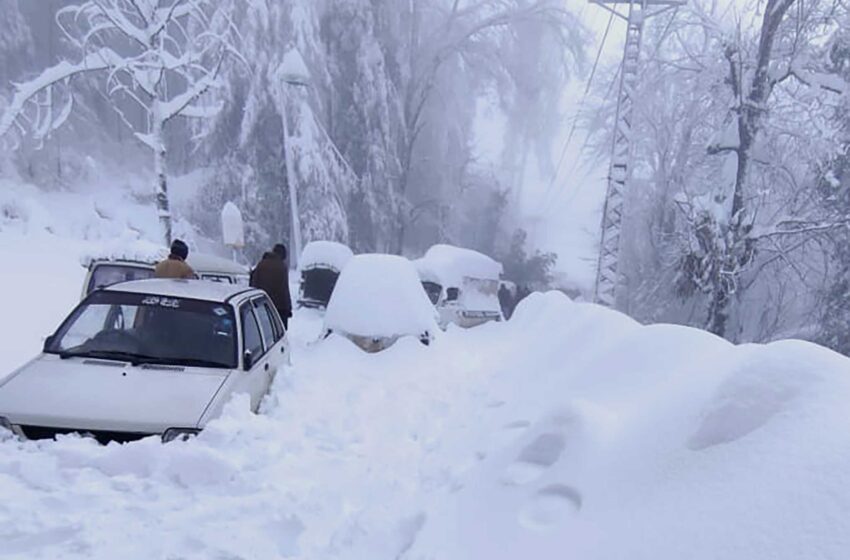  El frío mata a 22 personas atascadas en sus coches en una estación de esquí de Pakistán