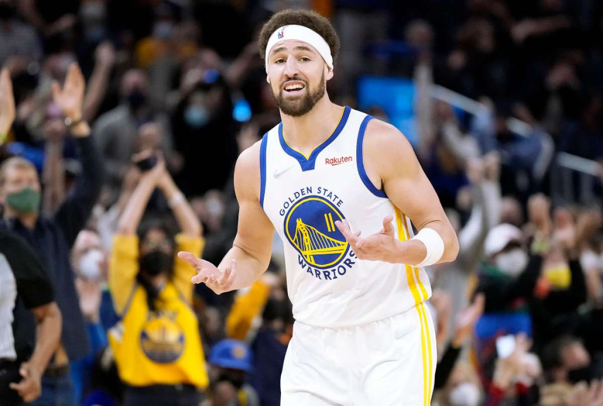 Klay Thompson de los Golden State Warriors reacciona después de anotar en un tiro de tres puntos contra los Cleveland Cavaliers durante el segundo cuarto en el Chase Center el 9 de enero de 2022.