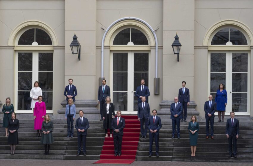  El rey holandés jura la nueva coalición de gobierno, la cuarta de Rutte