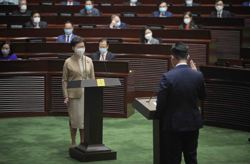  El sitio de noticias de Hong Kong cierra mientras los legisladores pro-Pekín juran su cargo