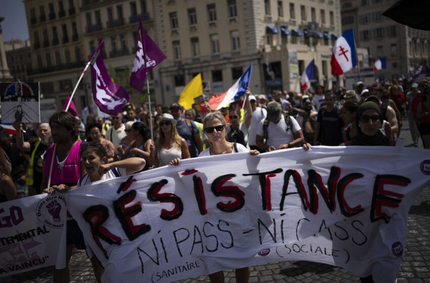  En Francia, la furia antivacunas y la política hacen que el servicio público sea arriesgado