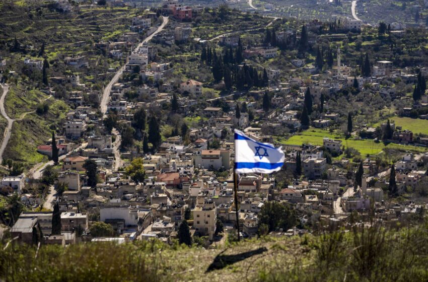  En un puesto de avanzada de Cisjordania, los colonos israelíes hacen alarde de su poder