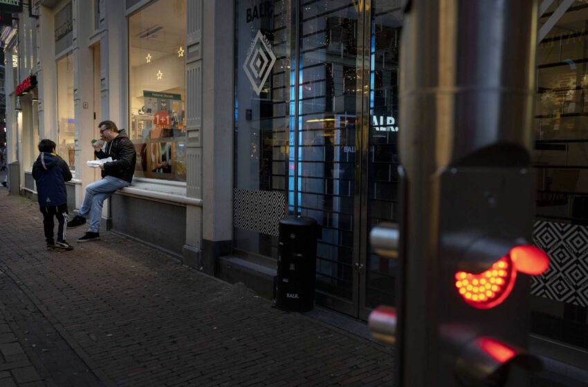  En una ciudad del sur de Holanda, los cafés abren en señal de protesta