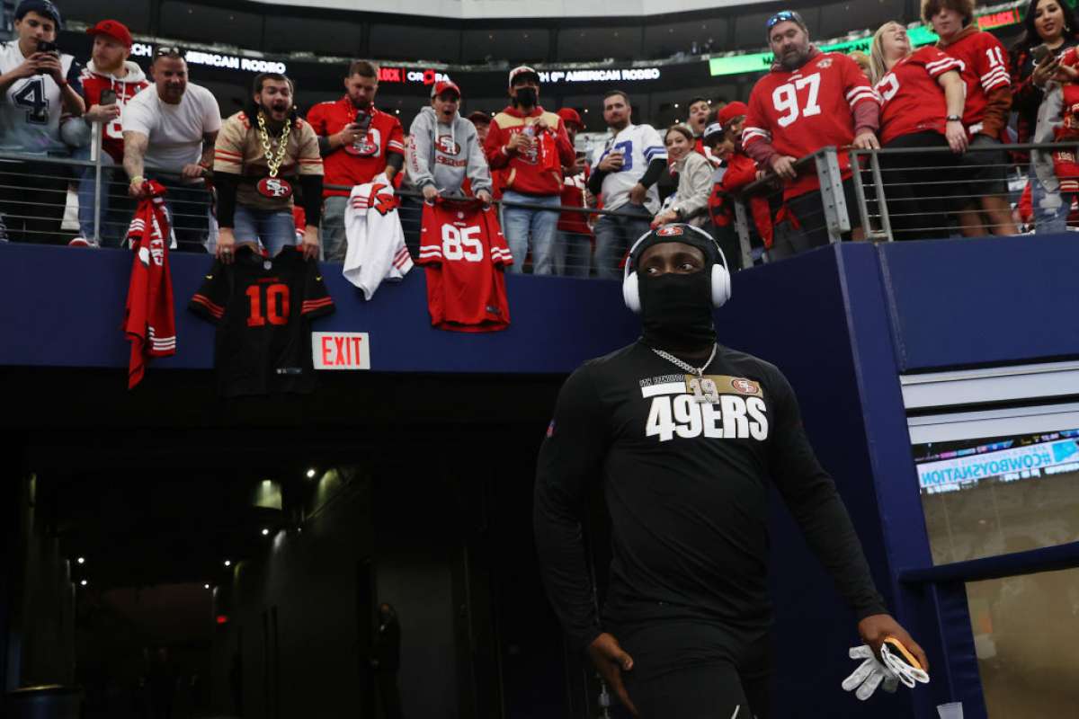 Deebo Samuel de los San Francisco 49ers sale al campo para los calentamientos previos al juego antes de un juego contra los Dallas Cowboys en el juego NFC Wild Card Playoff en el AT&T Stadium el 16 de enero de 2022 en Arlington, Texas.