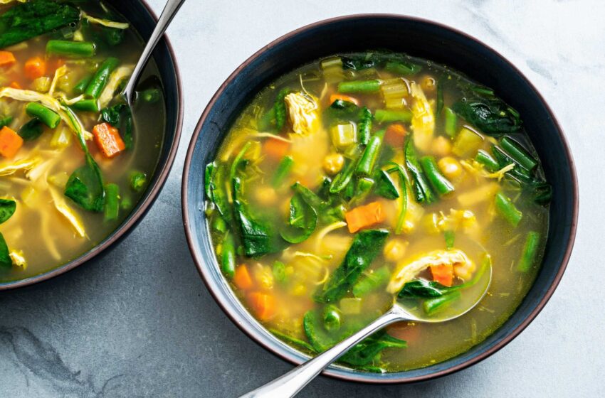  Esta receta de sopa de pollo trae jengibre y cúrcuma al clásico tazón para calentar