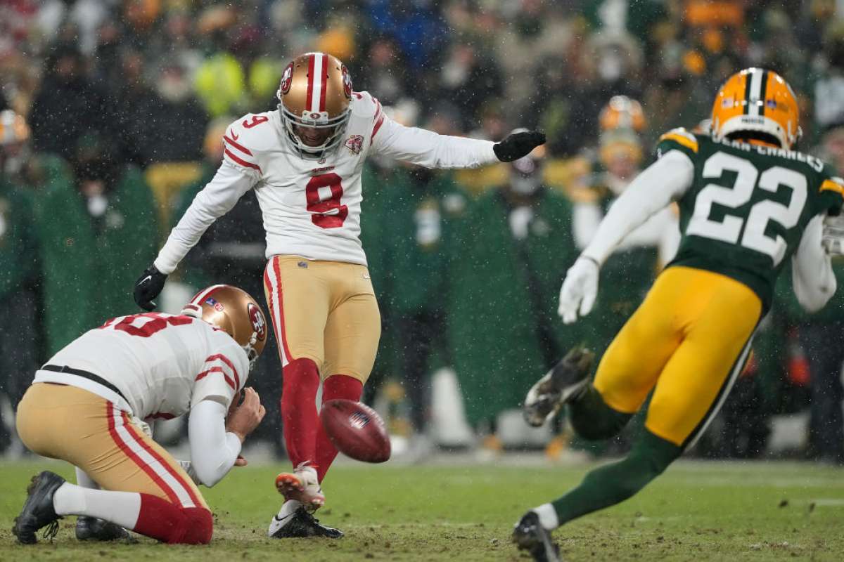 El pateador Robbie Gould de los San Francisco 49ers patea un punto extra durante el último cuarto del partido de eliminatoria divisional de la NFC contra los Green Bay Packers en Lambeau Field el 22 de enero de 2022 en Green Bay, Wisconsin.