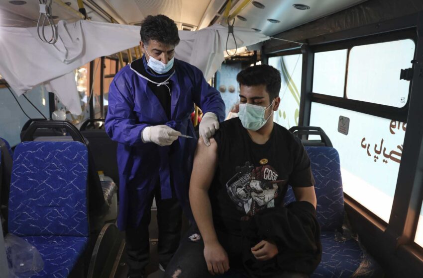  Irán, devastado por el virus, encuentra un breve respiro con la vacunación masiva