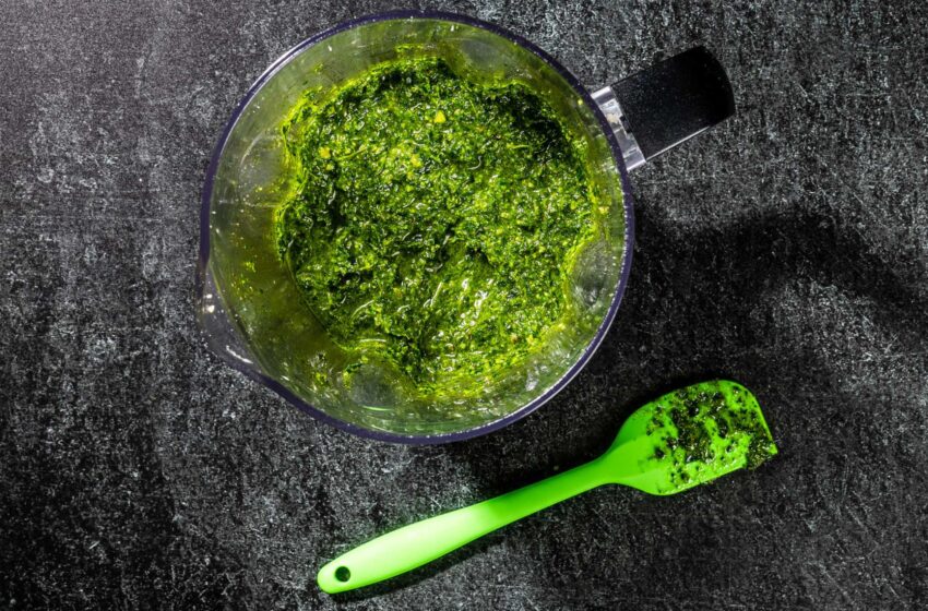  Kale pesto es un divertido giro de invierno en la mejor salsa de verano.