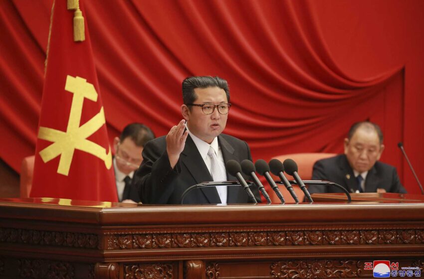  Kim, de Corea del Norte, promete reforzar el ejército y mantener el control de los virus