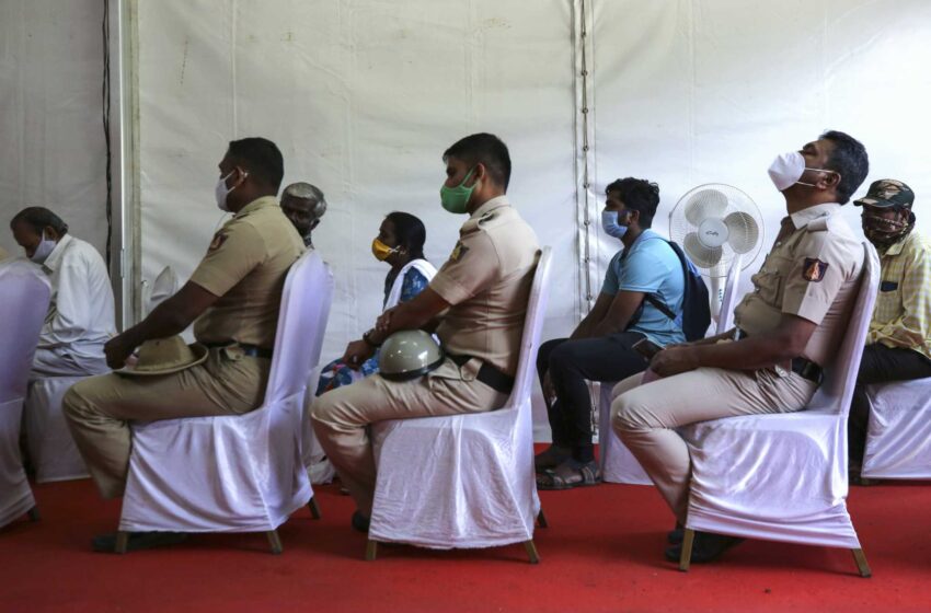  La India inicia las vacunas de refuerzo para los vulnerables en medio de la oleada de omicrones