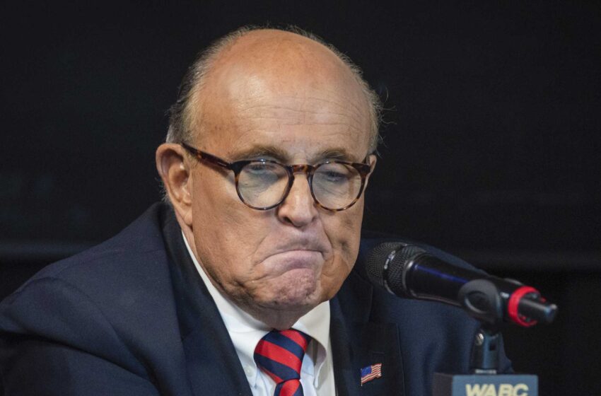  La Universidad revoca los títulos honoríficos de Giuliani y Flynn