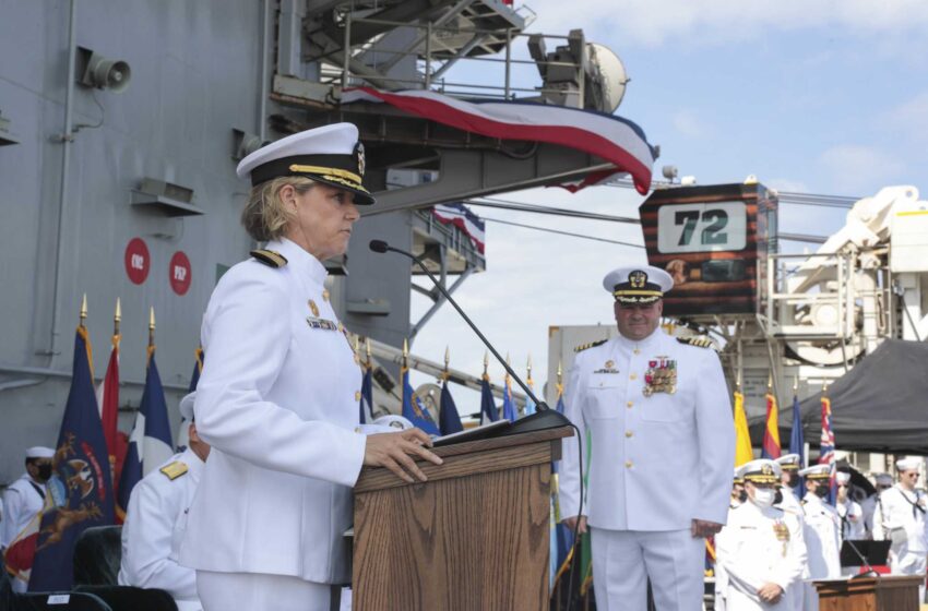  La capitana de la Armada se convierte en la primera mujer en comandar un portaaviones nuclear estadounidense