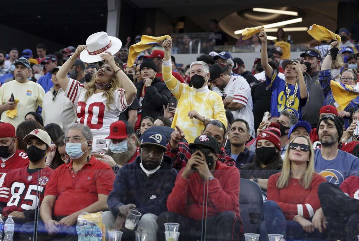 Los fanáticos reaccionan durante el último cuarto entre Los Angeles Rams y los San Francisco 49ers en el SoFi Stadium el domingo 9 de enero de 2022 en Inglewood, California. 