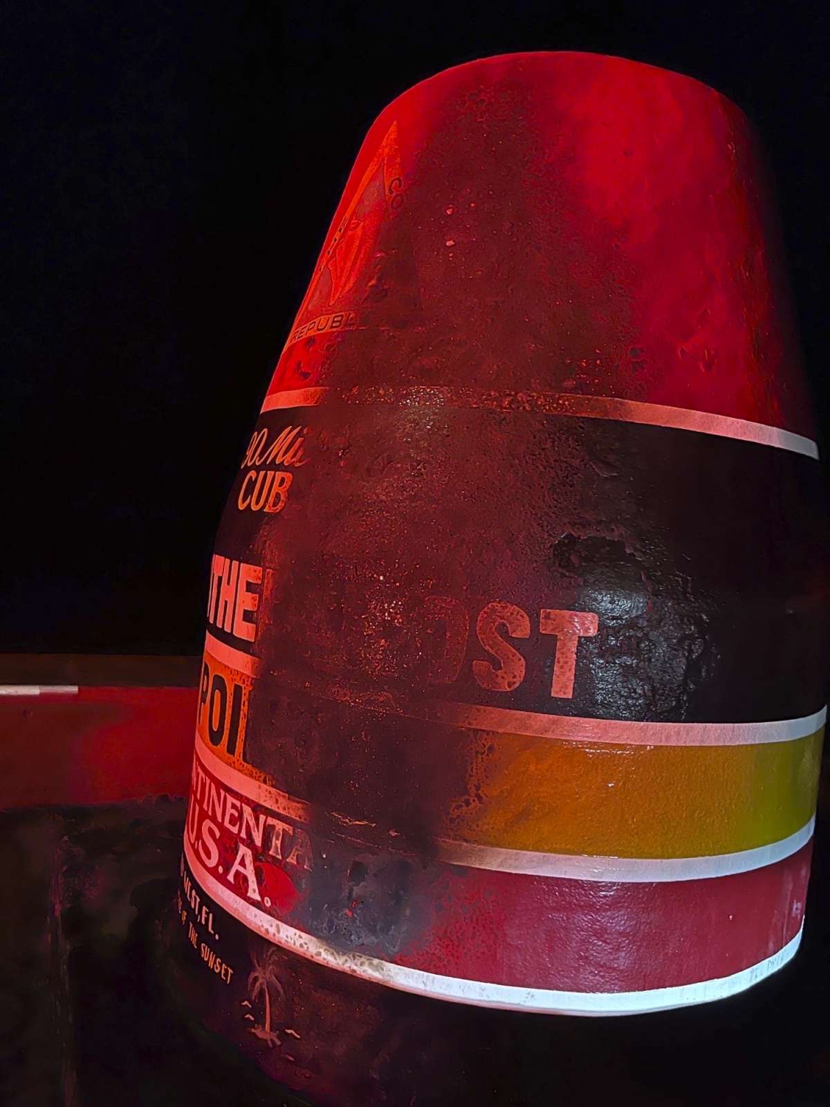 Esta foto proporcionada por la ciudad de Key West, Florida, muestra la boya de Southernmost Point el sábado 1 de enero de 2022 en Key West, Florida. La policía está buscando a dos personas que quemaron una parte de la famosa boya de Southernmost Point de Cayo Hueso a primera hora del día de Año Nuevo después de provocar un incendio cerca del emblemático icono turístico. (Ciudad de Cayo Hueso vía AP)