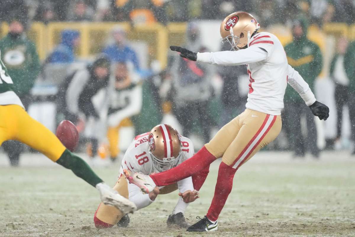 El pateador Robbie Gould de los San Francisco 49ers patea el gol de campo ganador del juego para ganar el juego de playoff divisional de la NFC contra los Green Bay Packers.