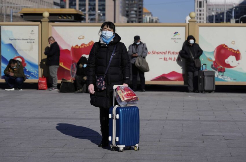  Los chinos viajan por el Año Nuevo Lunar a pesar de la petición de no salir de casa