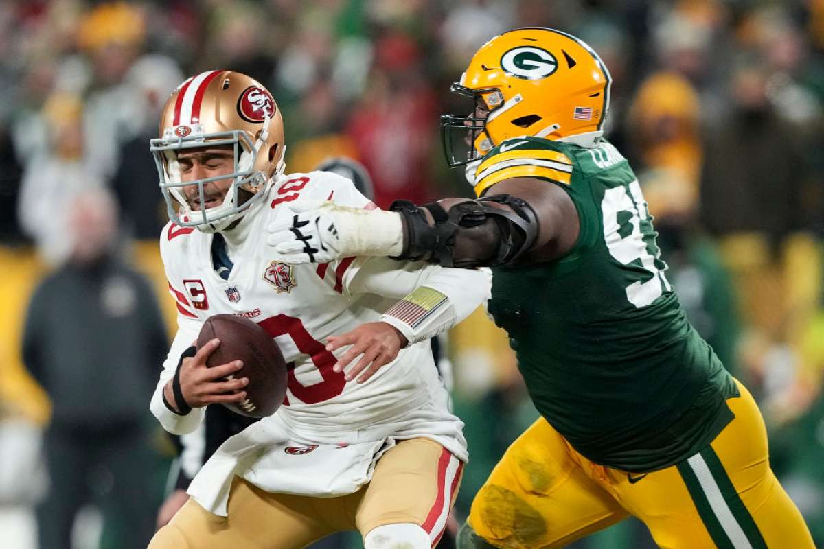 El mariscal de campo Jimmy Garoppolo de los San Francisco 49ers es despedido por el tackle nariz Kenny Clark de los Green Bay Packers durante la primera mitad del juego de playoff divisional de la NFC.