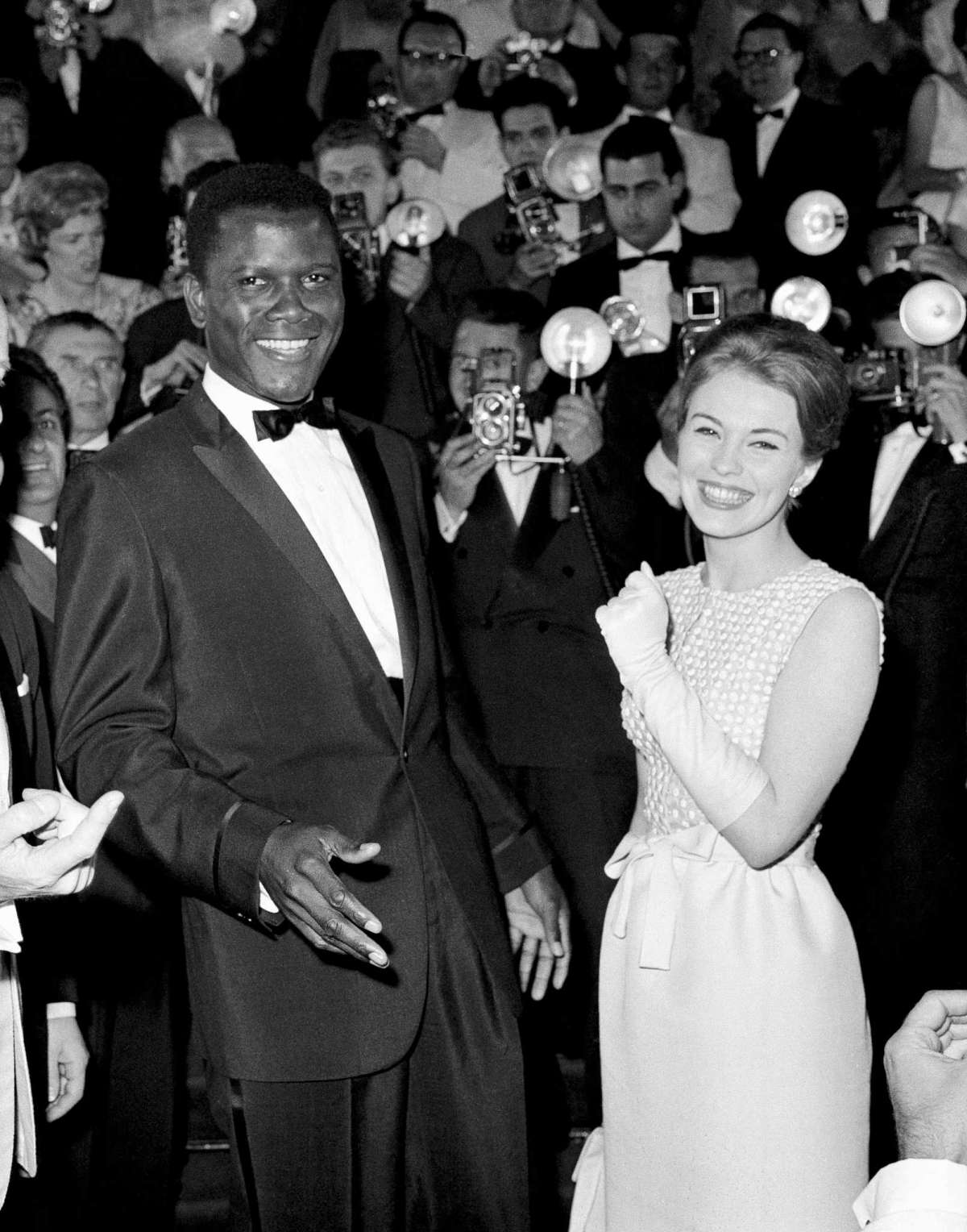 ARCHIVO - Los actores Sidney Poitier, a la izquierda, y Jean Seberg aparecen en el Festival de Cine de Cannes, Francia, para la proyección de su película "A Raisin in the Sun", el 13 de mayo de 1961. Poitier, actor pionero e inspiración permanente que transformó la forma de representar a los negros en la pantalla, se convirtió en el primer actor negro en ganar un premio de la Academia a la mejor interpretación principal y el primero en ser un éxito de taquilla, murió el jueves 6 de enero de 2022 en las Bahamas. Tenía 94 años.