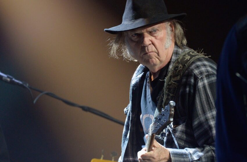  Neil Young quiere sacar su música de Spotify por el error de Joe Rogan Vax