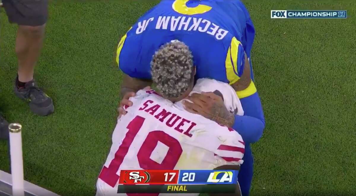 El receptor abierto de Los Angeles Rams, Odell Beckham Jr., consuela al receptor abierto de los San Francisco 49ers, Deebo Samuel, al final del juego de campeonato de la NFC.