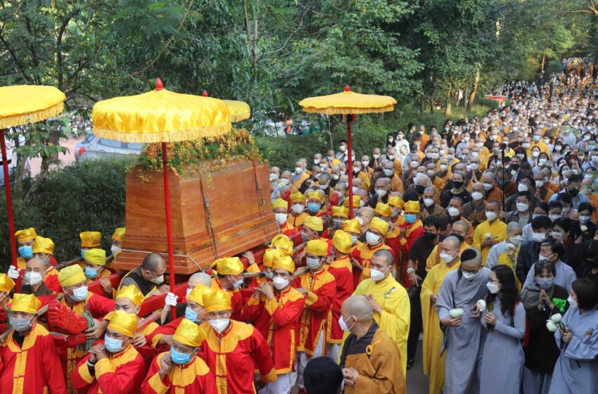  Se celebra en Vietnam el funeral del influyente monje Thich Nhat Hanh
