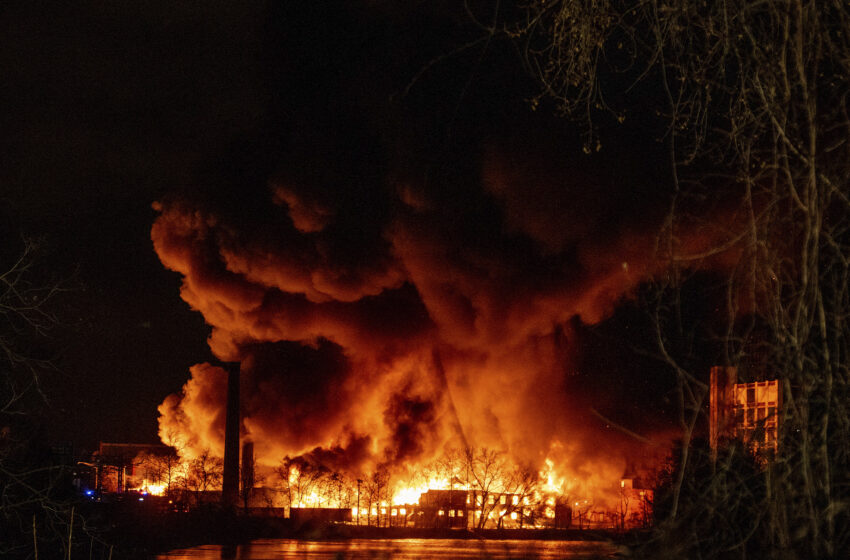  Se evita la catástrofe al contener el incendio cerca de la planta química