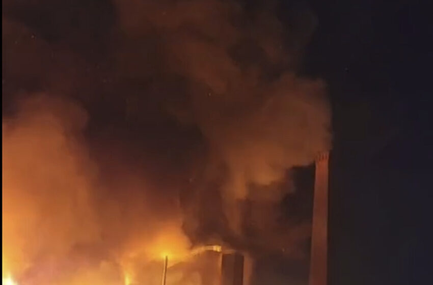  Se produce un incendio cerca de una planta química; se pide a los residentes que se mantengan alejados