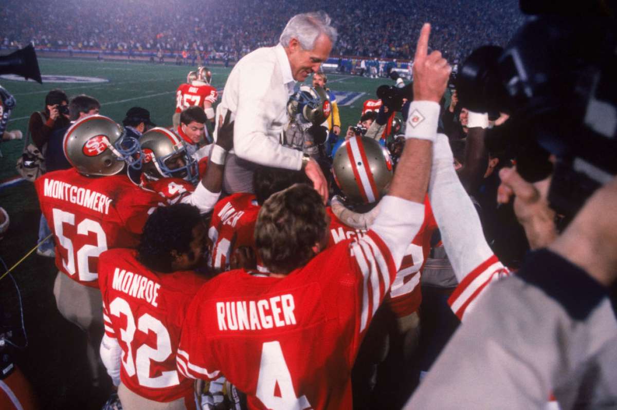 El entrenador Bill Walsh es detenido por sus jugadores de los San Francisco 49ers después de derrotar a los Cincinnati Bengals 26-21 para el Super Bowl XVI en el Pontiac Silverdome el 24 de enero de 1982, en Pontiac, Michigan. 