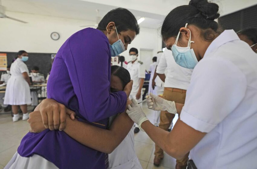  Sri Lanka vacuna a los niños mientras los médicos advierten del aumento del COVID