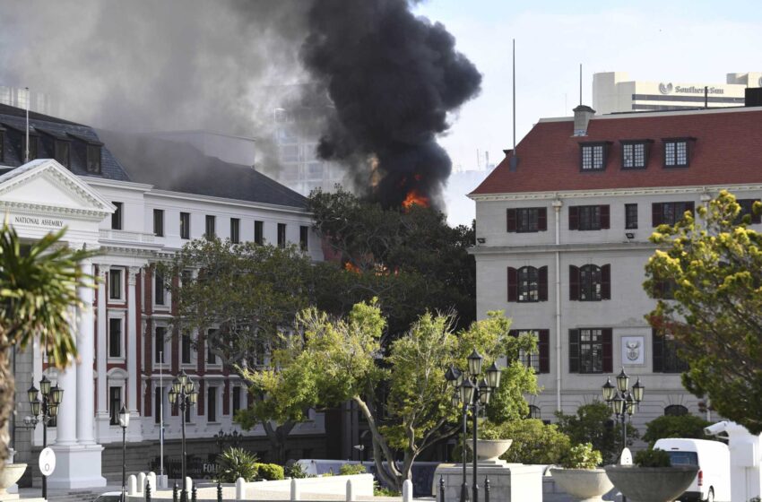  Un incendio arrasa la sede del Parlamento sudafricano en Ciudad del Cabo