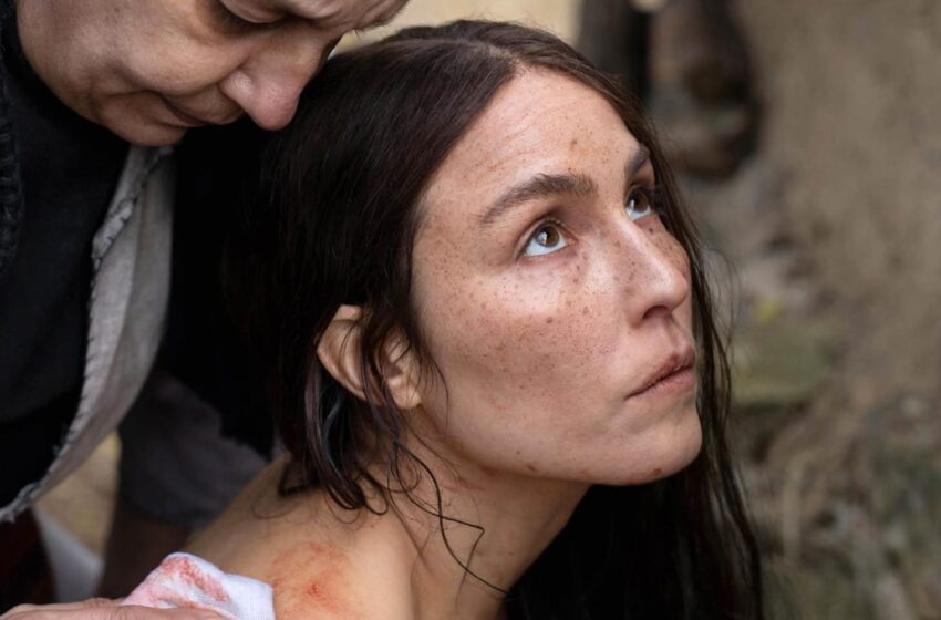  ‘You Wont Be Alone’ es un sangriento y magnífico éxito de terror en Sundance sobre una bruja que cambia de cuerpo