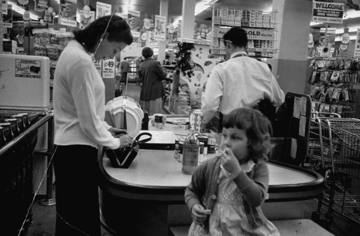 La Sra. Frank Waterman comprando con su hija en un supermercado de California en la década de 1950.